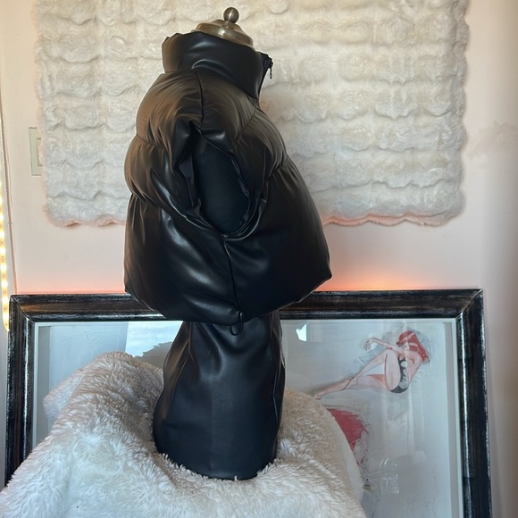 No name brand faux leather Black Puffer Vest NWOT adjustable bands on the bottom - Picture 5 of 8